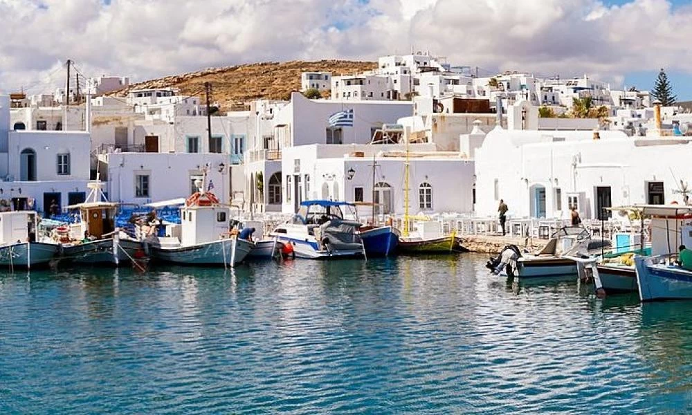 Η ομίχλη «εξαφάνισε» το νησί της Πάρου - Εντυπωσιακές εικόνες